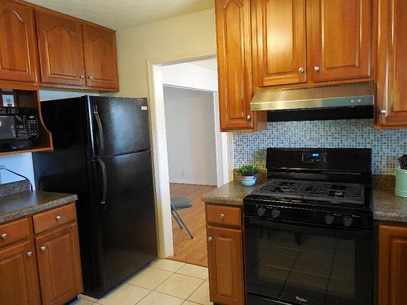4th image of 411 E Washington St