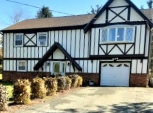 2 Rolling View Dr, Hackettstown, NJ 07840