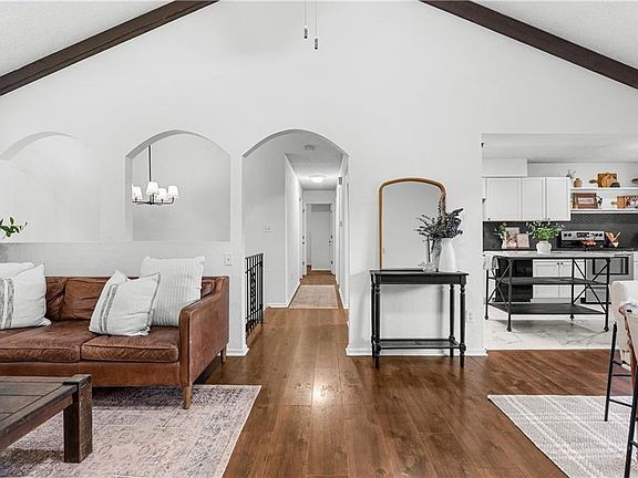 5th image of 504 SW Killarney Ln