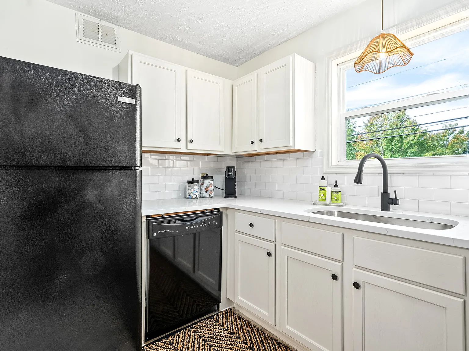 2 bed, 825 sqft, $2,000 — Photo 4
