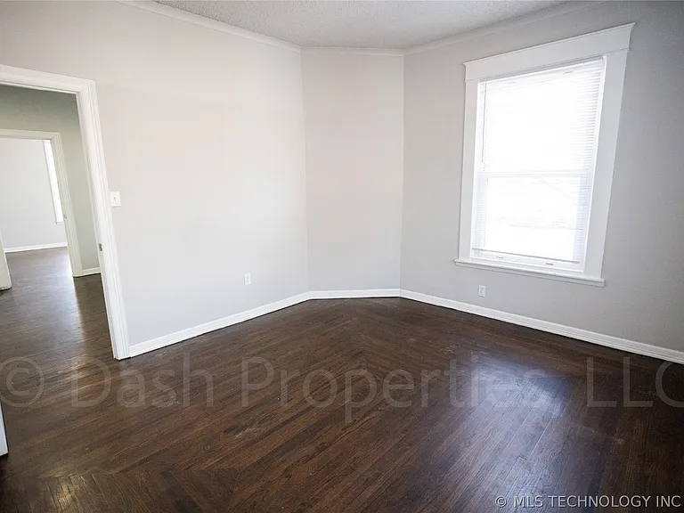 2604 E 7th St S — Photo 25