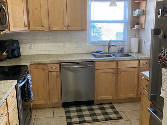5th image of 954 Louisa St #954