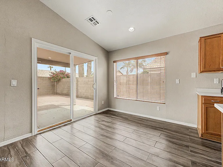 308 W Liberty Ln — Photo 11