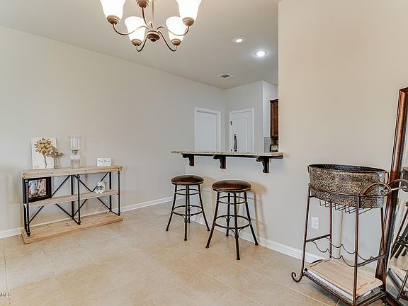 5th image of 301 Elwick Dr