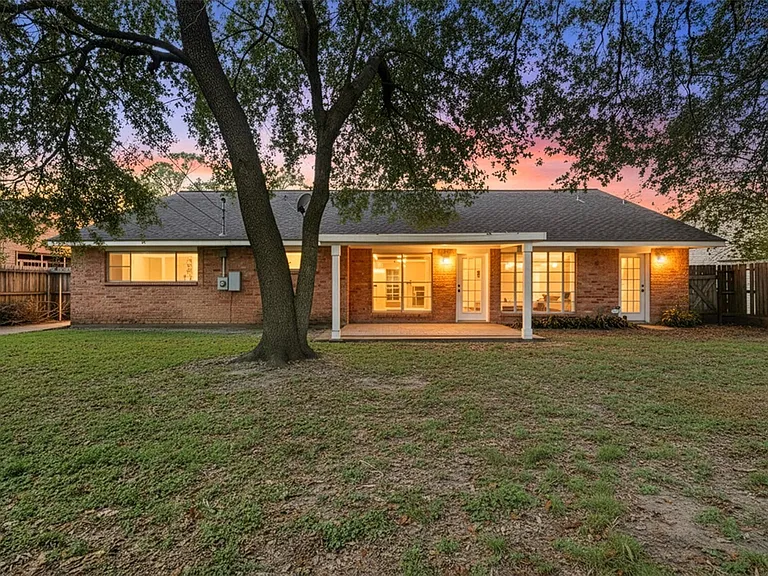 7015 Pella Dr — Photo 2