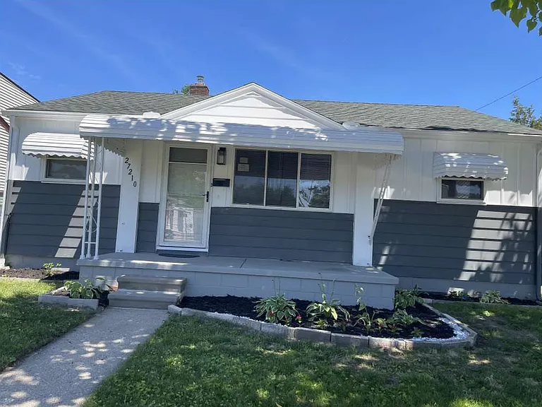 27210 Seyburn Ave — Photo 2