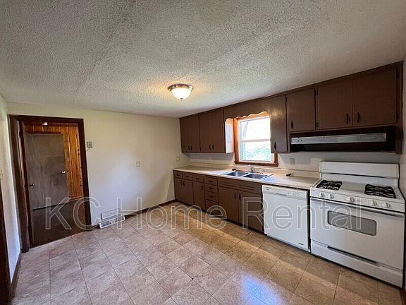 5th image of 2800 N 76th St