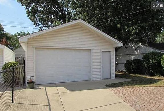 Garage-extra room for storage!