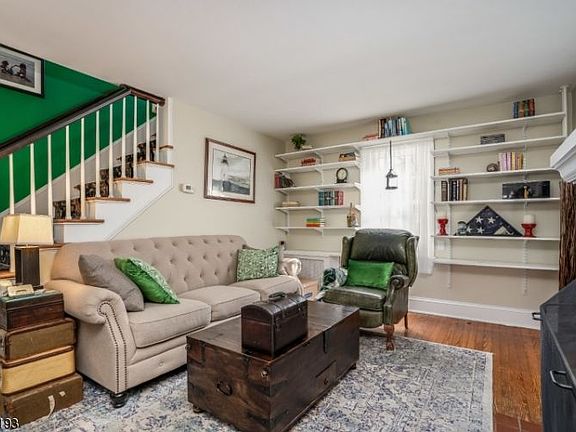 4th image of 484 Barrymore St