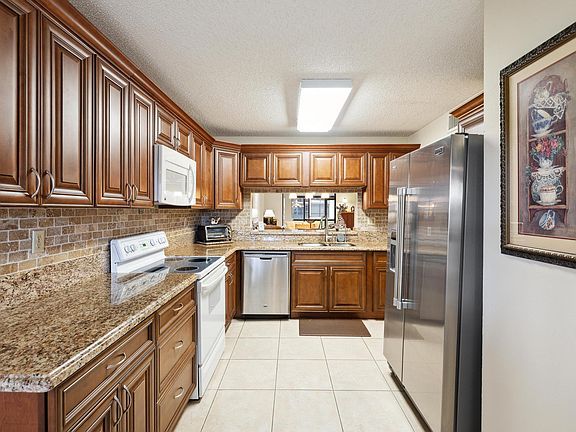 4th image of 15456 Pembridge Drive #101