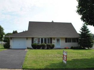 10 Cinnamon Rd, Levittown, PA 19057