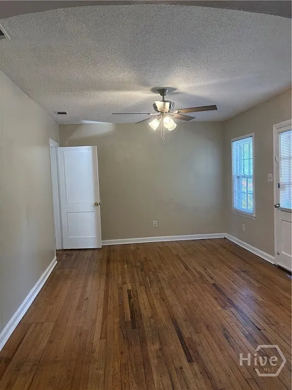 3 bed, 1.0 bath, 1026 sqft, $1,600 — Photo 3
