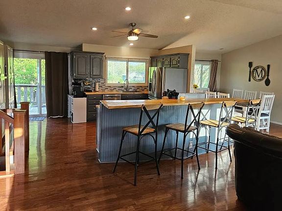 4th image of 408 S Country Club Rd