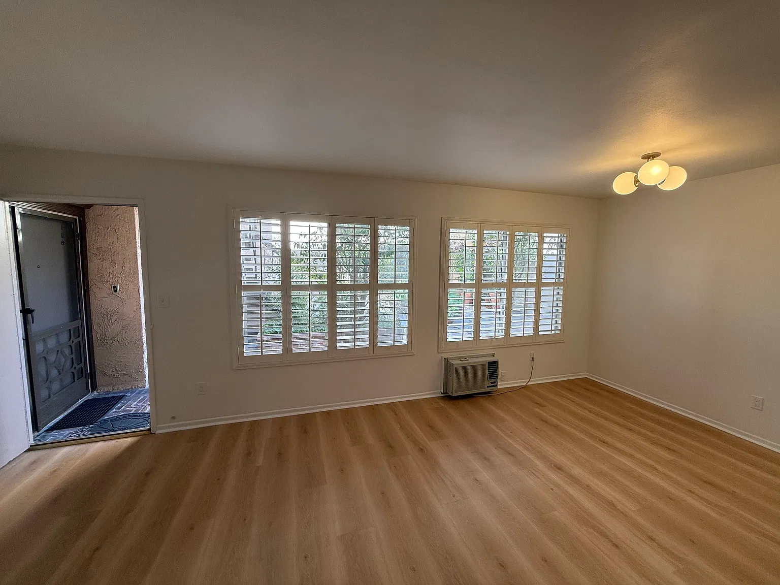 2 bed, 1015 sqft, $3,300 — Photo 4