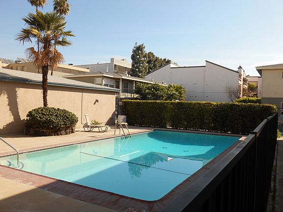 5th image of 11933 Magnolia Blvd #30