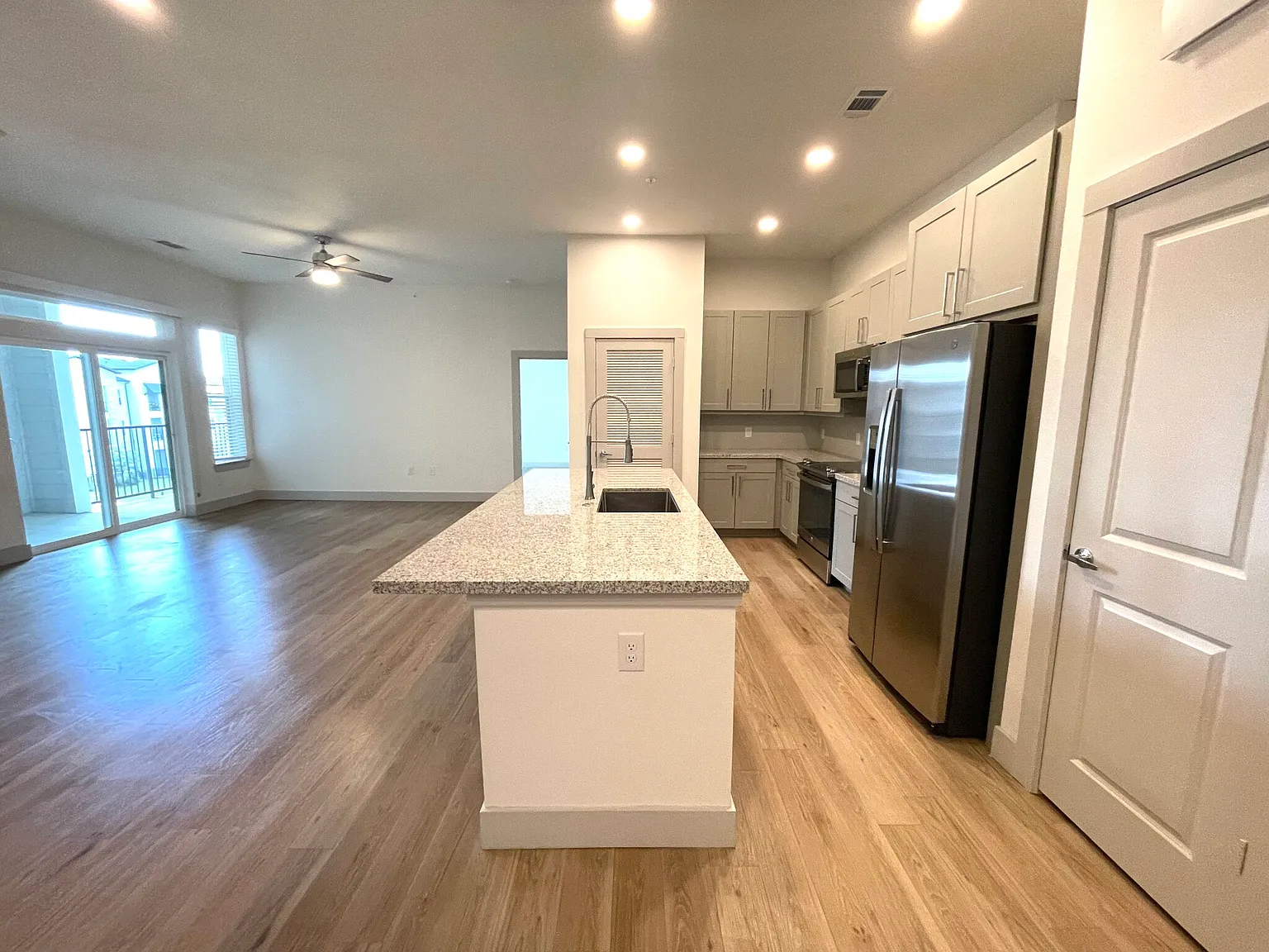 2 bed, 2.0 bath, 1100 sqft, $1,500 — Photo 2