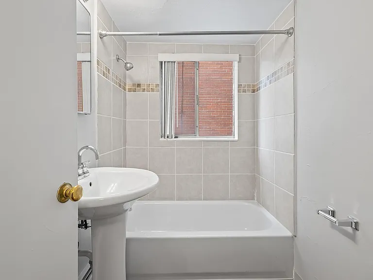Skylark Apartments — Photo 31