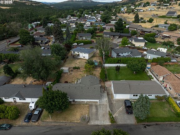 3rd image of 1018 Murray Dr W