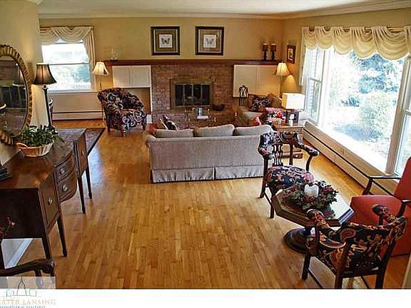 3rd image of 6027 Skyline Dr E