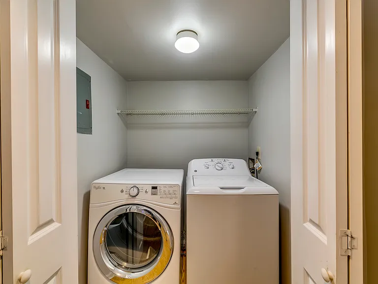 523 Boulevard SE #B — Photo 7