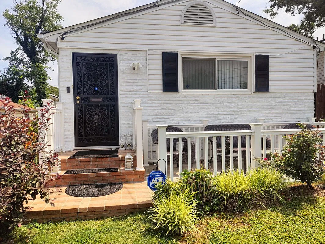 3 bed, 1.0 bath, 980 sqft, $2,300 — Photo 3