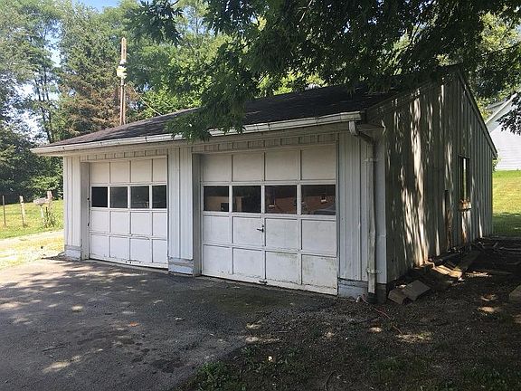 4th image of 450 S Elm St