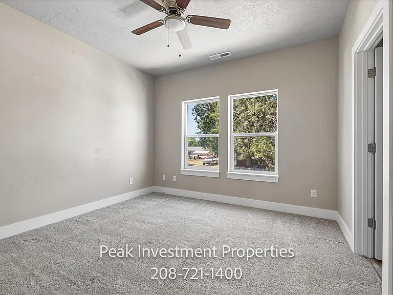 315 E Denver St — Photo 14