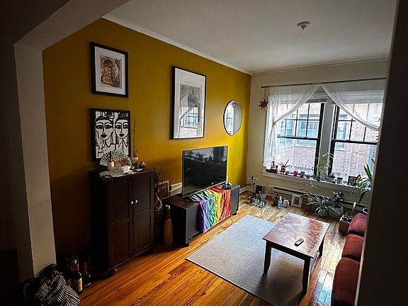 2nd image of 662 W Cornelia Ave #18