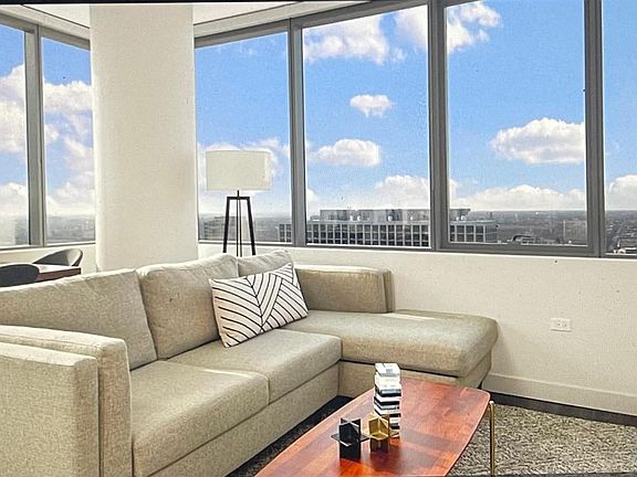 2nd image of 4420 N Clarendon Ave #1104