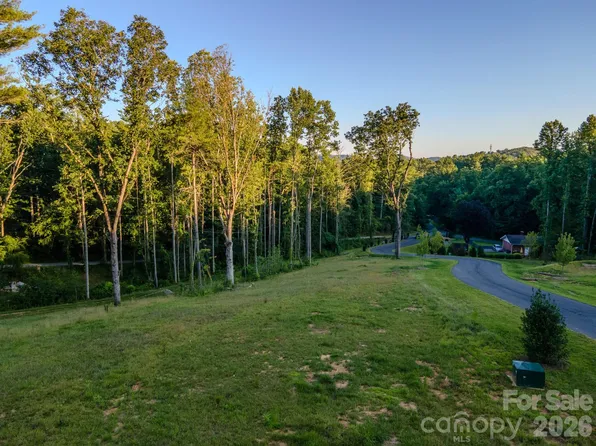 415 Fairview Dr, Fairview, NC 28730