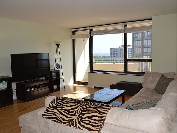 Living room with a balcony and a partial views of Lake Michi