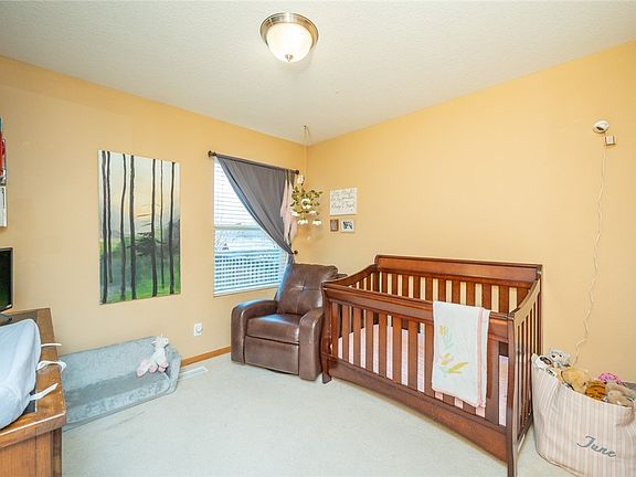 5th image of 595 SE Crabapple Dr