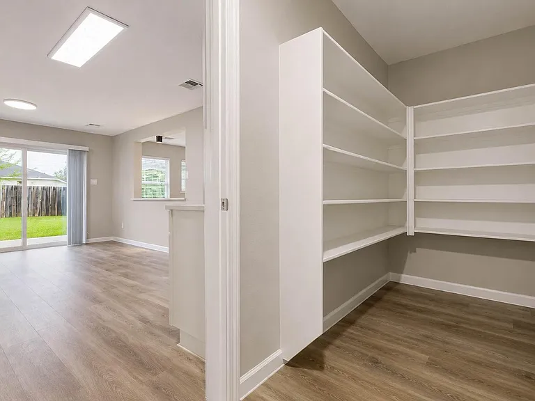 9506 Lasbury Dr — Photo 8