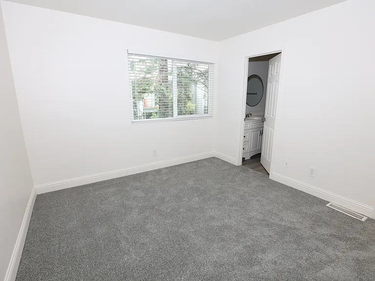 Cedarwood Apartments — Photo 41