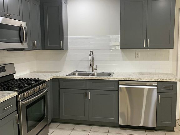 3rd image of 604 Oak Ln