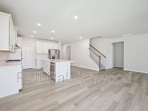 3rd image of 300 Karlov Rd