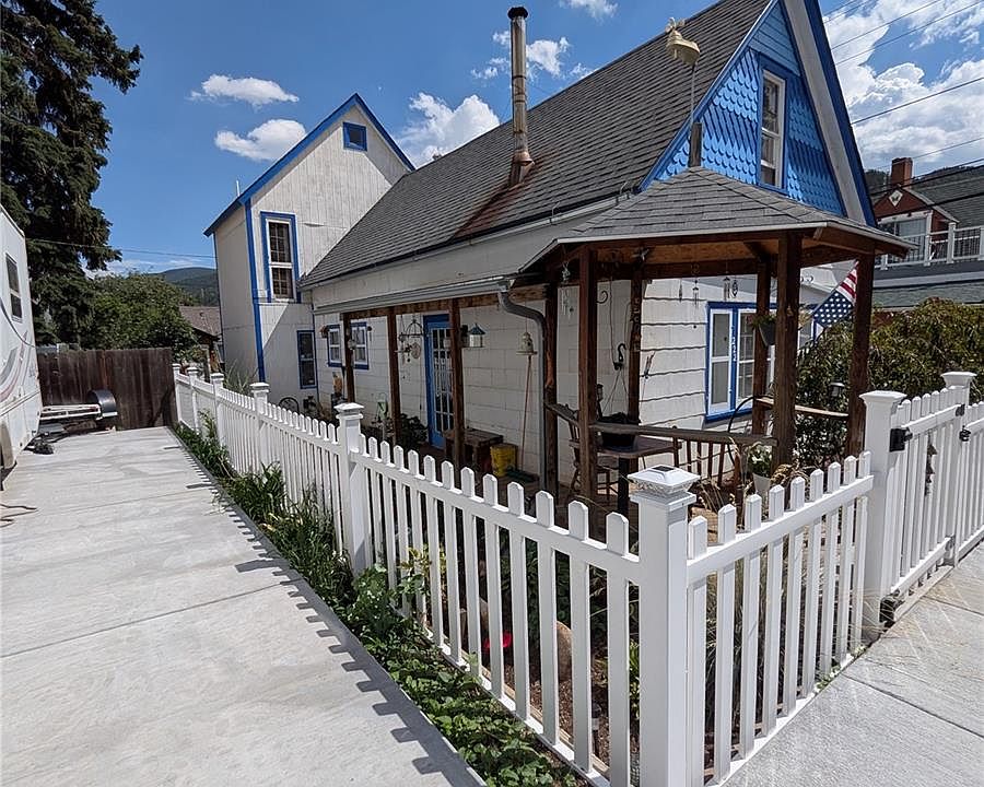 2nd image of 222 10th Avenue