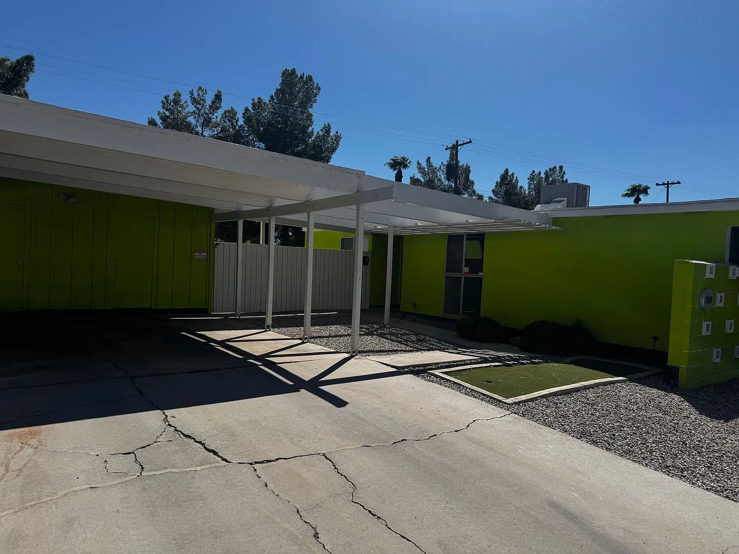 Famous "Caddy Shack" Home! Amazing Mid-Mod in Heart of Las Vegas!! — Photo 2