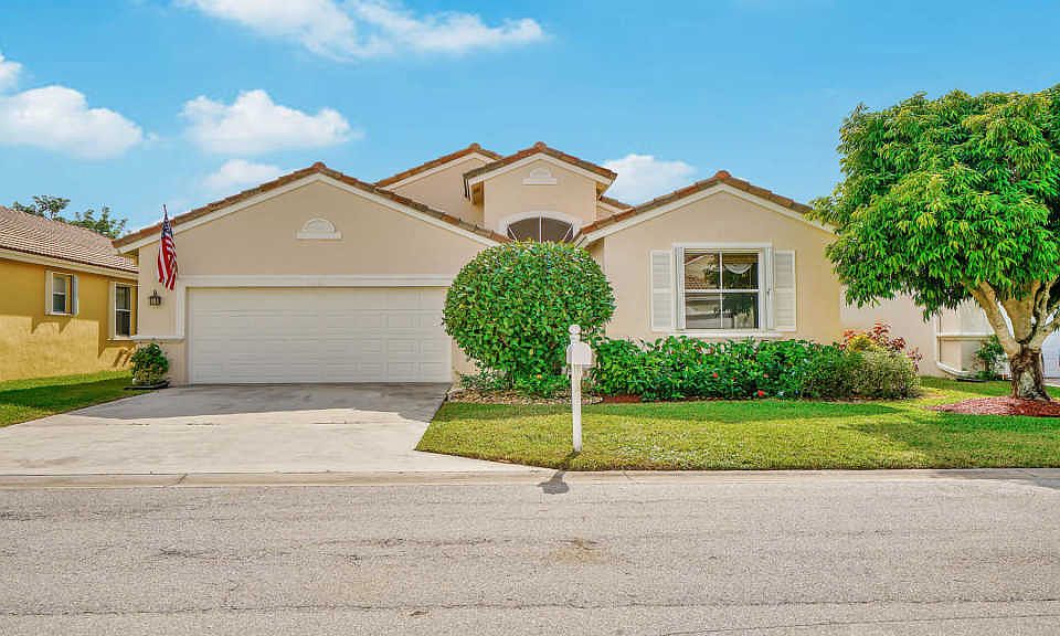 1st image of 9484 Lago Dr