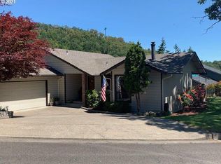 905 NW Woodwillow Dr, Roseburg, OR 97471