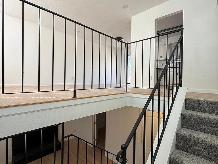 12518 S Locust St — Photo 2