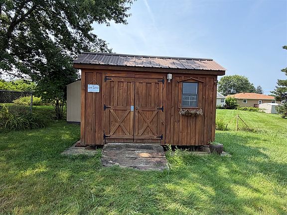 5th image of 3824 Tuttle Ave