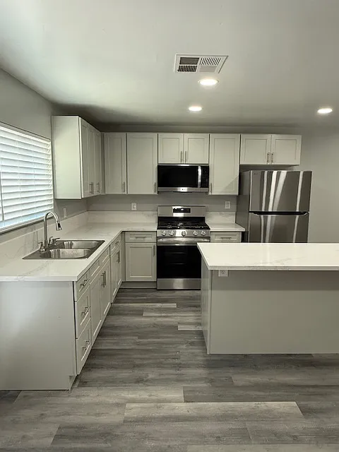 4 bed, 1400 sqft, $2,200 — Photo 3