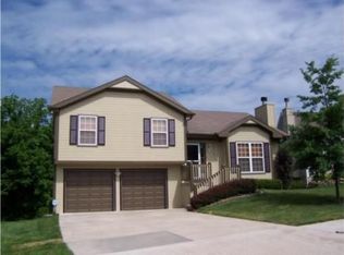 1130 Blue Bird Ln, Liberty, MO 64068