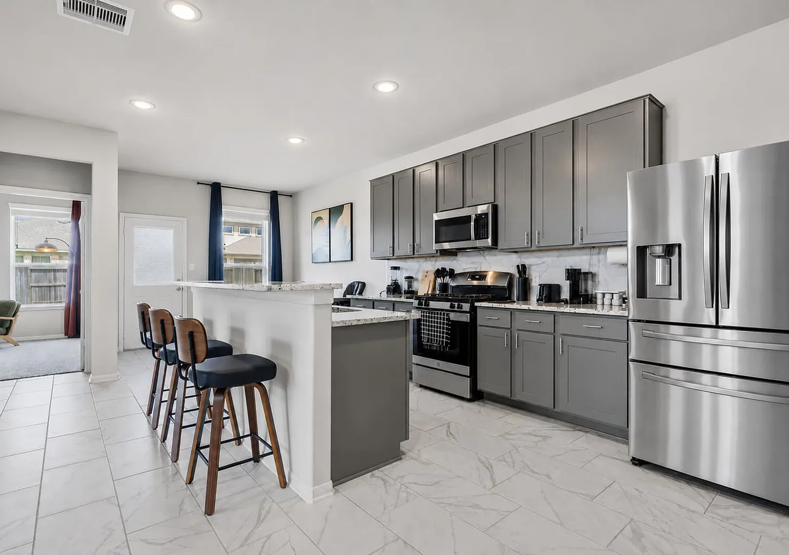 Luxe 5br House | Sleeps 15 | 1gb| Wd | Katy Mills — Photo 3