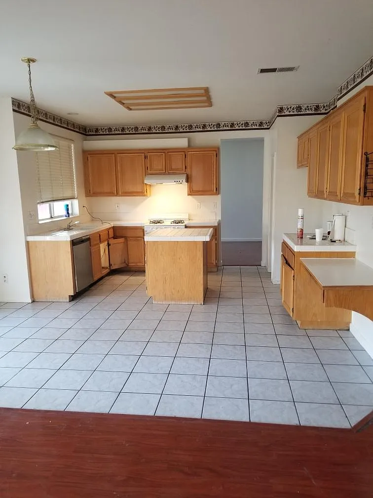 4 bed, 3137 sqft, $3,300 — Photo 2
