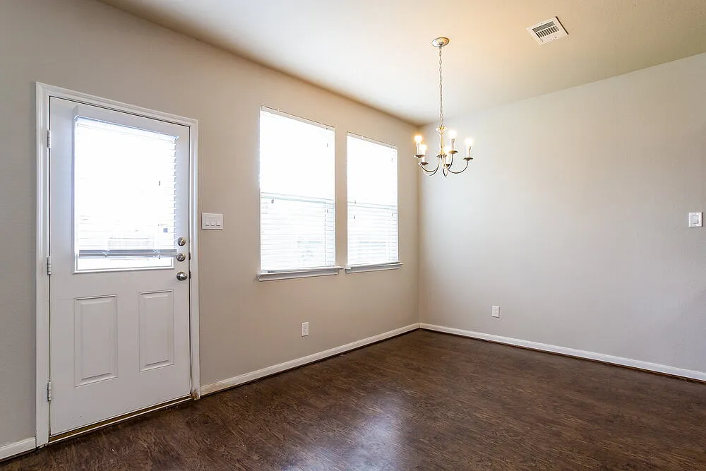4 bed, 2.5 bath, 1902 sqft, $1,960 — Photo 4