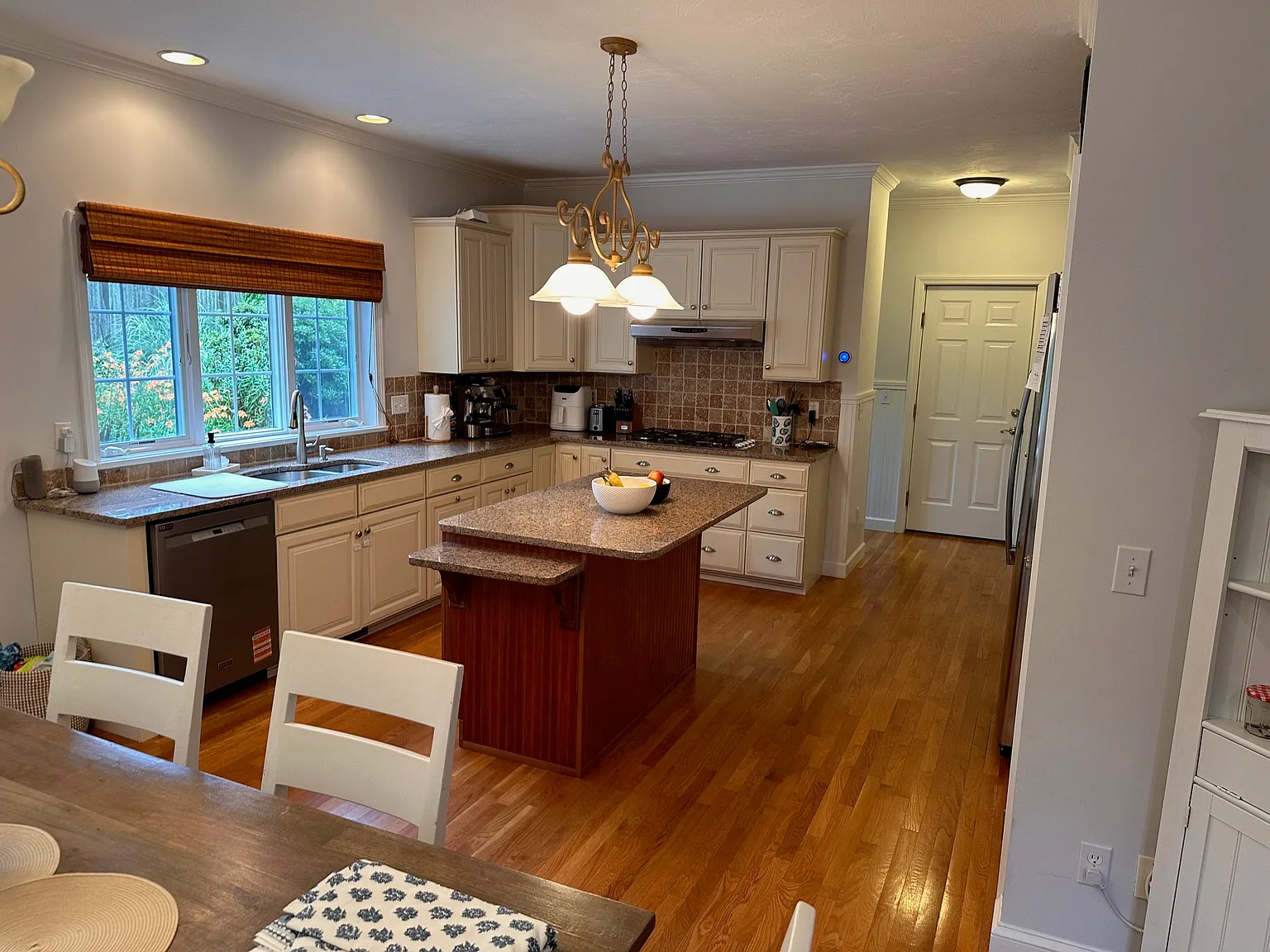 4 bed, 2.5 bath, 2379 sqft, $3,350 — Photo 3