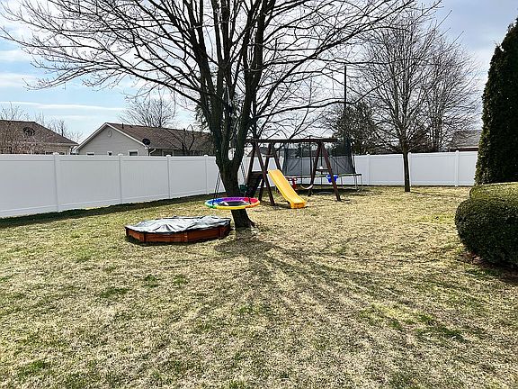 3rd image of 1065 Clairmont Ave