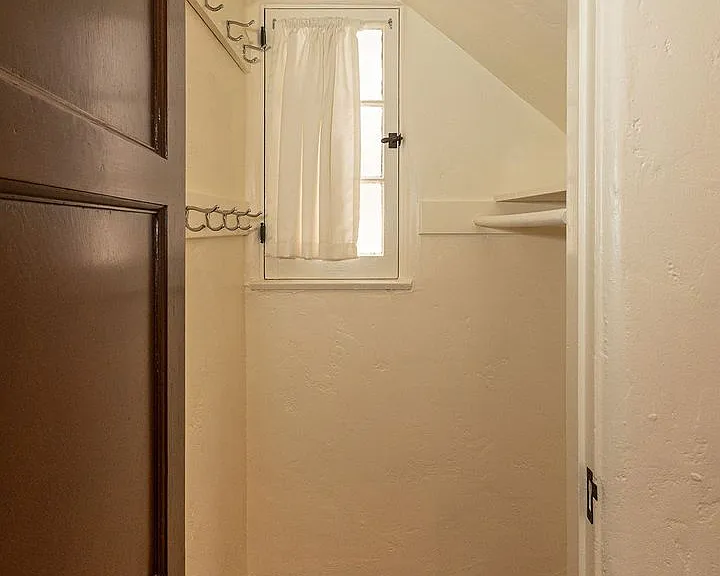 1221 S Sycamore Ave — Photo 26